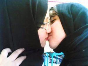 Versace reccomend kissing arab