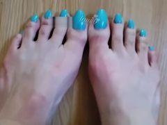 ZB reccomend blue nails feet