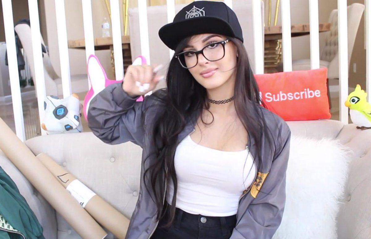 Bumble B. recommendet SSSniperwolf Masturbating (Forgets to turn stream off).